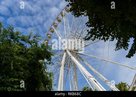 Oeil de Budapest, une immense roue de Ferris qui s'élève au-dessus de la capitale hongroise, dans la place Erzsebet Banque D'Images