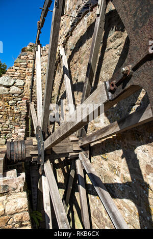 L'Millwheel sur l'ancien moulin à eau en cours de reconstruction sur l'Alderney. Banque D'Images