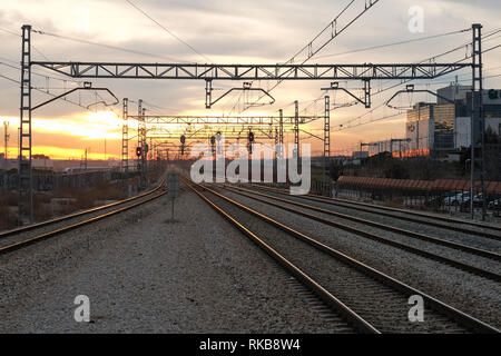 Les lignes de chemin de fer à la recherche dans le coucher de soleil depuis la station de La Garena Banque D'Images