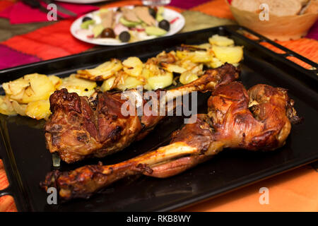 Maison de l'agneau rôti avec des pommes de terre un salad Banque D'Images