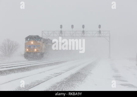 Union Pacific train de fret vers l'ouest par le Colorado Julesburg dans une forte tempête de neige Banque D'Images