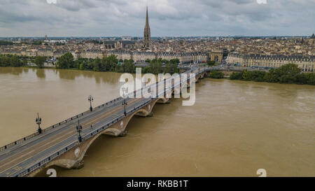 Bordeaux, Pont de pierre, vieux pont de pierre à Bordeaux dans un beau jour d'été, France Banque D'Images