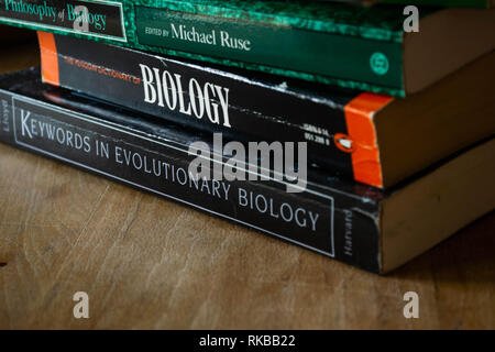 Biology books empilés les uns sur les autres Banque D'Images