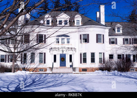 Un grand manoir de style victorien blanc dans la ville de stockbridge massachusetts sur une journée d'hiver ensoleillée. Banque D'Images