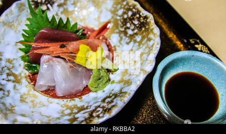 Magnifiquement arrangé fruits de mer japonais à Kyoto, Japon Banque D'Images