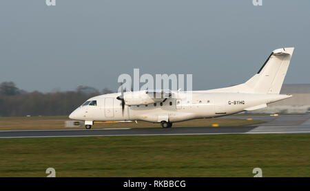 Loganair, Dornier 328-110, G-BYHG taxying à l'aéroport de Manchester pour le décollage Banque D'Images