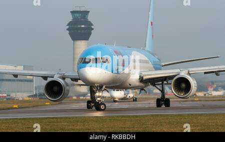 TUI Airways, Boeing 757-2GS, G-OOBP taxy pour décoller à l'aéroport de Manchester Banque D'Images