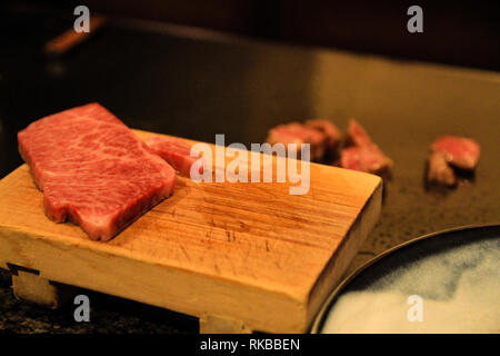 Filet de bœuf Kobe, préparées dans un restaurant original Yakiniku à Kobe, Japon Banque D'Images
