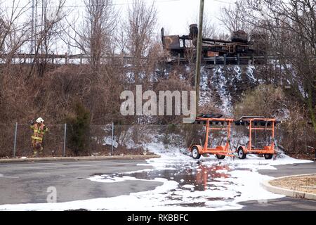 Bensalem, Pennsylvania, USA - 7 Février, 2019 ; mousse incendie reste sur la surface du sol à la suite d'un accident de camion-citerne. Banque D'Images