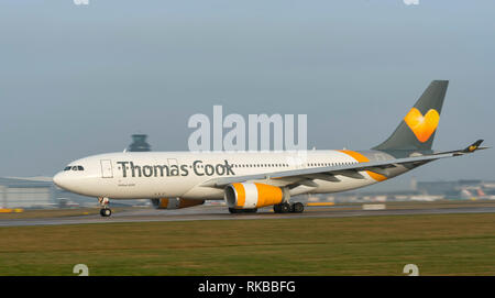 Thomas Cook Airlines, Airbus A330-243, G-MLJL rouler pour décoller à l'aéroport de Manchester Banque D'Images