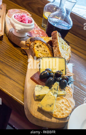 Assiette de fromage avec du pain, de sélection et de saucisse de porc, vin rouge & bistro sifflet charcuterie, Beverley, East Riding, Yorkshire, Angleterre Banque D'Images