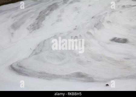 Bensalem, Pennsylvania, USA - 7 Février, 2019 ; mousse incendie reste sur la surface du sol à la suite d'un accident de camion-citerne. Banque D'Images