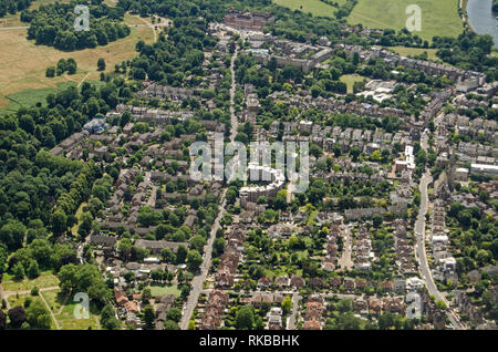 Vue aérienne du côté de Queens Road, à Richmond, au sud ouest de Londres sous le soleil d'après-midi d'été. Richmond Park est à gauche et en haut est le l Banque D'Images