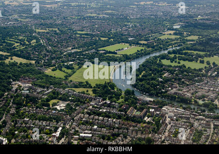 Vue aérienne du London Borough of Richmond upon Thames sous le soleil d'après-midi d'été avec la Tamise serpentant à travers l'image. Glover's Island je Banque D'Images