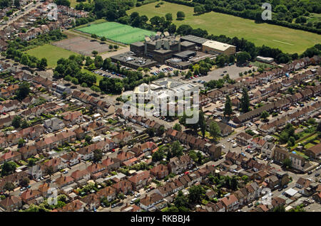 Vue aérienne de la mosquée de Hounslow Central et l'École de bruyères dans l'ouest de Londres sous le soleil d'après-midi d'été. Banque D'Images