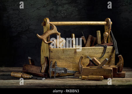 Still Life - Ancien outil en bois Boîte pleine d'outils Banque D'Images