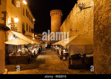 Tossa de Mar la nuit, rue pavée, avec des restaurants, des cafés à côté du mur de la vieille ville (Vila Vella), Costa Brava, Catalogne, Espagne Banque D'Images