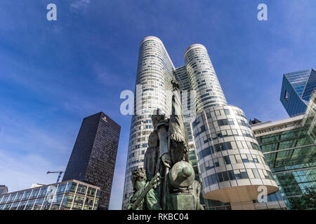 La Défense monument en bronze à la défense de Paris en 1870 par Louis-Ernest Barrias se tient juste en face de l'immeuble Coeur Défense , LA DEFENSE , Paris Banque D'Images