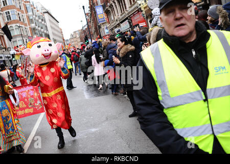 Un participant vêtu comme un porc vu marcher le long de Shaftesbury Avenue dans le centre de Londres au cours de l'assemblée annuelle de la Parade du Nouvel An chinois. Le Nouvel An chinois lui-même et le début de l'année du cochon est tombé le 5 février, avec les Chinois d'outre-mer collectivité tenant leurs célébrations principales, y compris la parade annuelle le 10 février. Banque D'Images