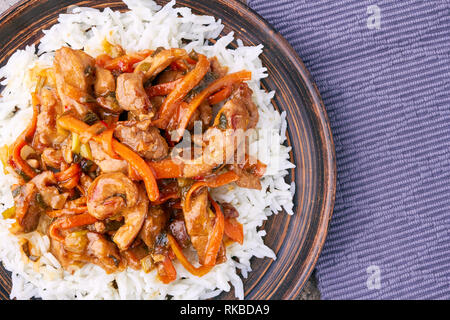 Plat de céramique avec classic Chinesse porc aigre-doux avec du riz Banque D'Images