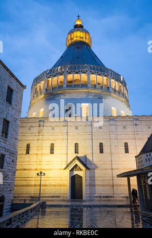 Église (Basilique de l'Annonciation) dans le centre de Nazareth - le soir juste après le coucher du soleil Banque D'Images