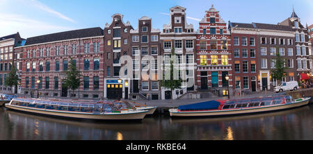 La vue sur la ville d'Amsterdam canal, maisons et bateaux hollandais typique, en Hollande, aux Pays-Bas. Banque D'Images