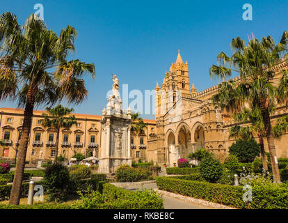 Beau jardin et de palmiers à l'extérieur du temple de Sicile. Banque D'Images