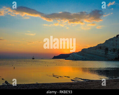 Beaux nuages et ciel pendant le coucher du soleil à la procédure. Banque D'Images