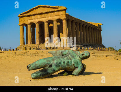 Statue d'Agrigente os hercules renversé en face de temple. Banque D'Images