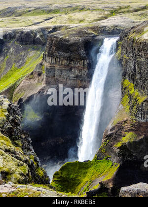 Cascade puissante en Islande circulant sur belle scène. Banque D'Images