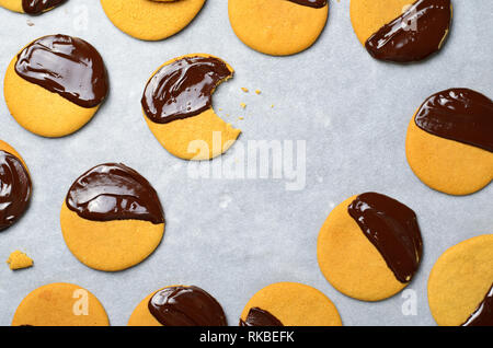 Les cookies avec lustre de chocolat, des biscuits fraîchement cuits au four, Vue du dessus Banque D'Images