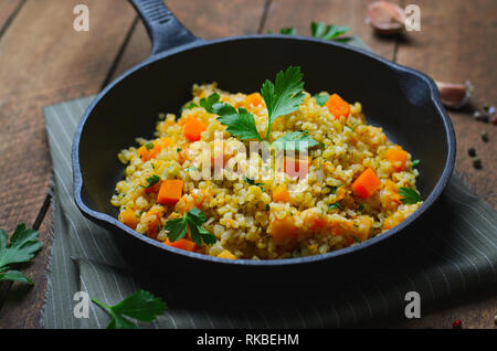 Boulgour à la citrouille, dîner fait maison saine, la nourriture végétarienne Banque D'Images