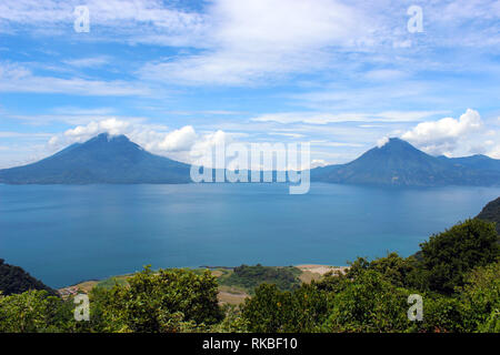 Lago de Atitlán en Guatemala rodeado de volcanes 3 y 12 pueblitos que lo rodean, población indígena y principalmente de origen frecuentes turistas Banque D'Images