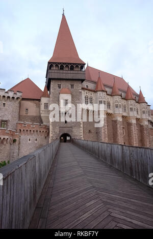 Hunedoara, Roumanie - 22 août 2016 : un pont de bois menant à l'entrée de Corvin Château, la forteresse médiévale de Brasov, qui est l'un des th Banque D'Images