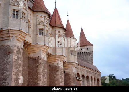 Hunedoara, Roumanie - 22 août 2016 : mur avec des tours du château médiéval de Corvin, qui est l'un des plus importants monuments de style gothique archit Banque D'Images