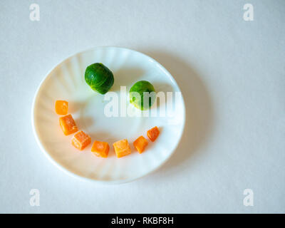 Smiling face en légumes sur la plaque Banque D'Images