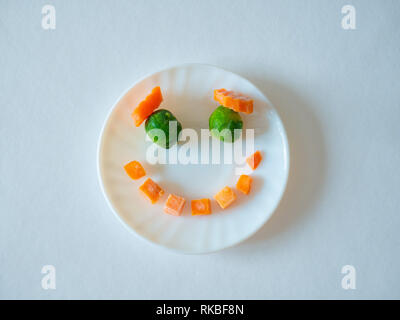 Smiling face en légumes sur la plaque Banque D'Images