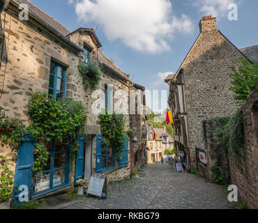 Bâtiments en pierre médiévale pittoresque vieille ville Dinan, France. Banque D'Images
