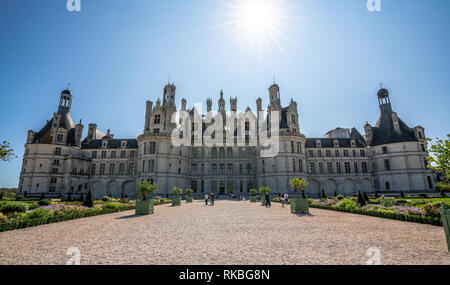 Chateau Chambord vue grand angle de l'avant avec les rayons du soleil dans le ciel bleu. Banque D'Images