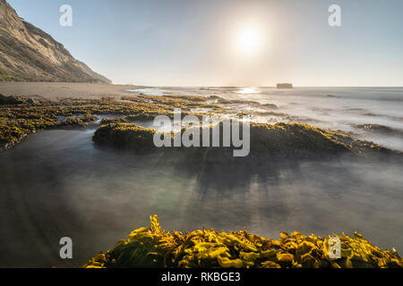 Amazing Las Brisas beach un paysage littoral de la mer sur un environnement sauvage au Chili. Le soleil se couche sur l'horizon infini Banque D'Images