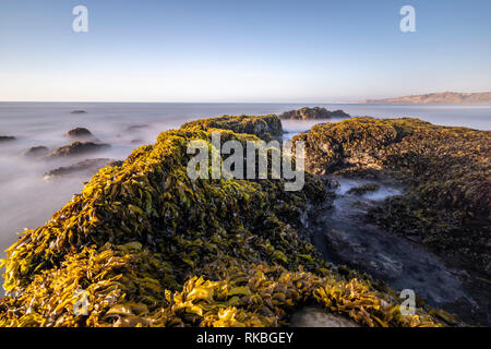 Amazing Las Brisas beach un paysage littoral de la mer sur un environnement sauvage au Chili. Le soleil se couche sur l'horizon infini Banque D'Images