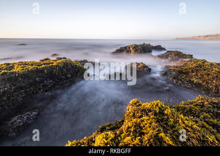 Amazing Las Brisas beach un paysage littoral de la mer sur un environnement sauvage au Chili. Le soleil se couche sur l'horizon infini Banque D'Images