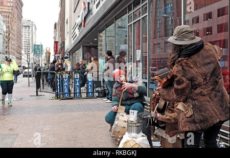 Des musiciens de rue busk sur Euclid Avenue, dans le centre-ville de Cleveland, Ohio, USA. Banque D'Images