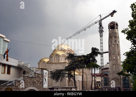 Skopje, Macédoine - Mai 2017 : Nouveau othodox church près de Memorial House Mère Teresa dans le centre-ville de Skopje, Macédoine. Banque D'Images