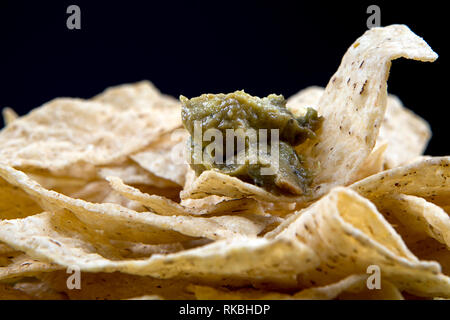 Un portrait photo de guacamole frais sur une tortilla chip. Banque D'Images