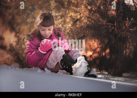 8 ans, fille, et jouer dans la neige Banque D'Images