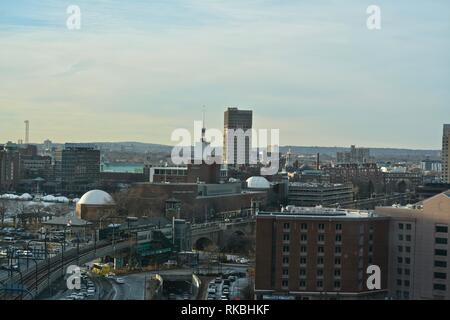 Les toits de Boston comme vu à partir d'un complexe résidentiel privé terrasse d'observation au sommet d'un gratte-ciel jouxtant la gare du nord de Boston/TD Garden, Massachusetts, États-Unis Banque D'Images