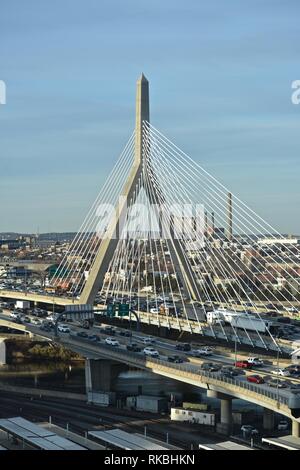 L'icône de Boston Leonard P. Zakim Bunker Hill Memorial Bridge enjambant la rivière Charles sur le côté nord de la ville, construites au cours de la Big Dig. Banque D'Images