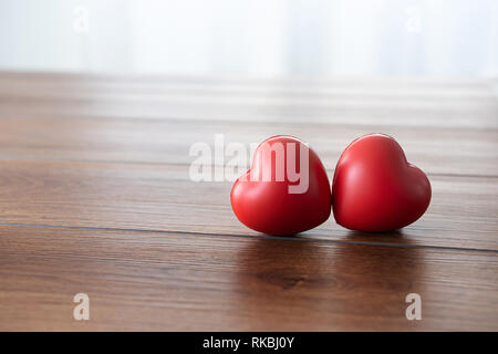 Saint Valentin Coeur sur table en bois patiné romantique douce Banque D'Images