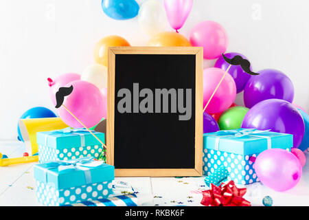 Heureux Pères Jours Contexte Tableau sur Celebration Party Confettis Ballon Décoration Cadeaux Serpentine Banque D'Images